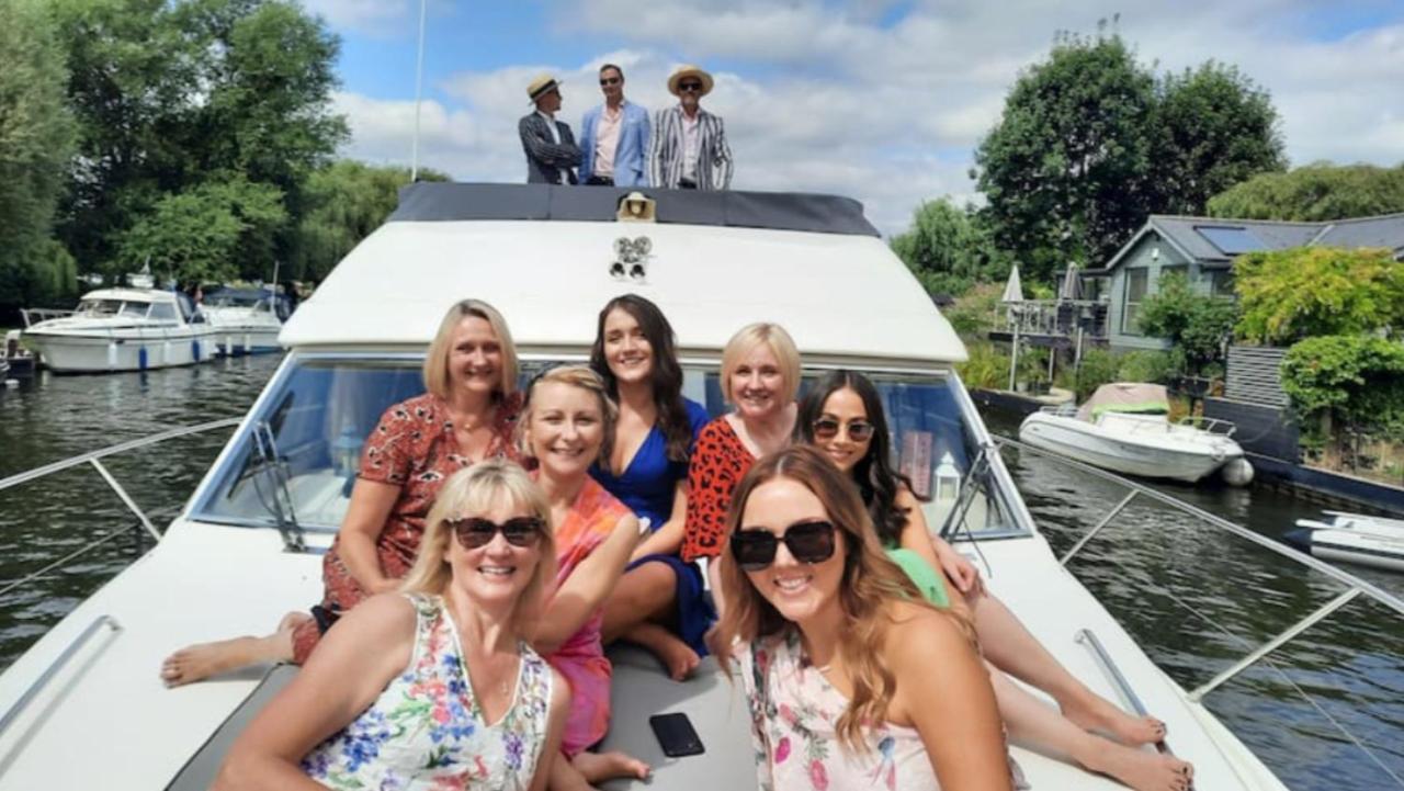 Yacht -central St Kats Dock Tower Bridge Botel Londres